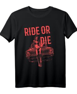 RIDE OR DIE - Auto Bikini Pin-Up Model rot T-Shirt mit einzigartigem Design, perfekt als Geschenk für Auto- und Pin-Up Fans